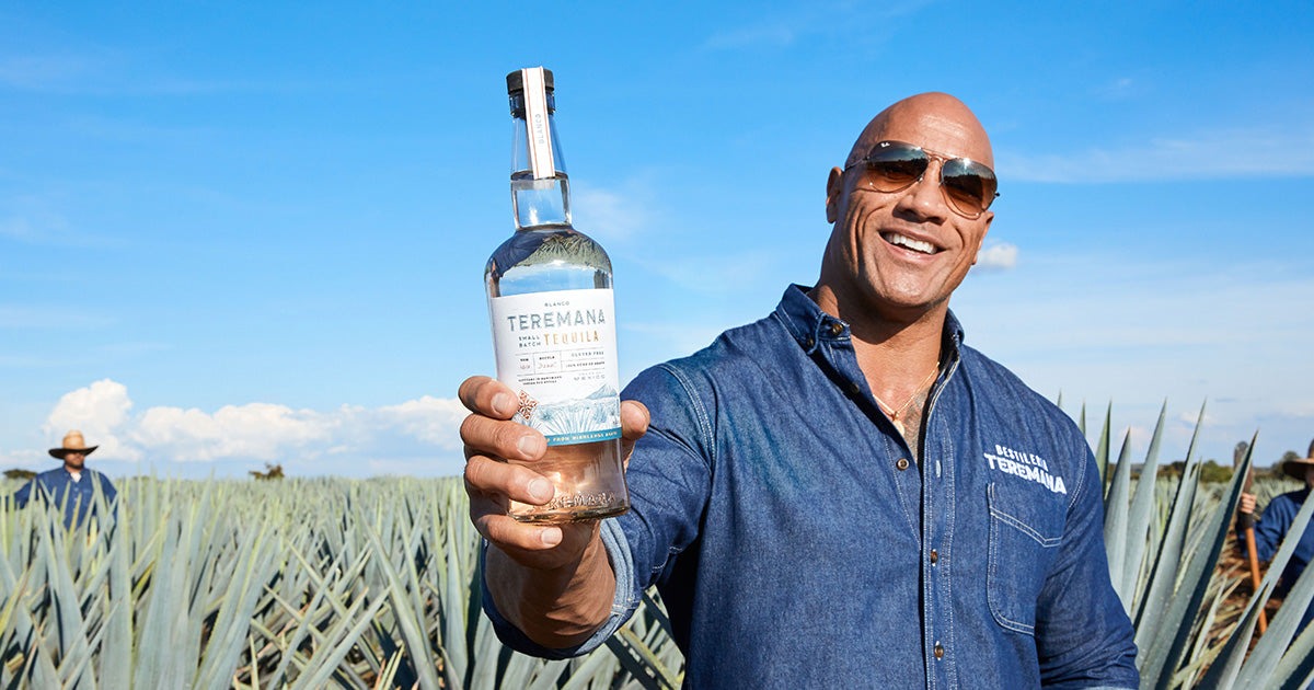 Dwayne Johnson segurando a Teremana