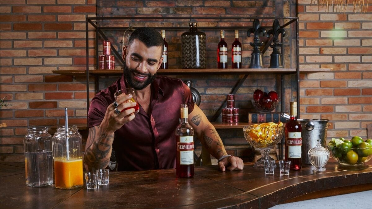 Gusttavo Lima com a garrafa de Vermelhão