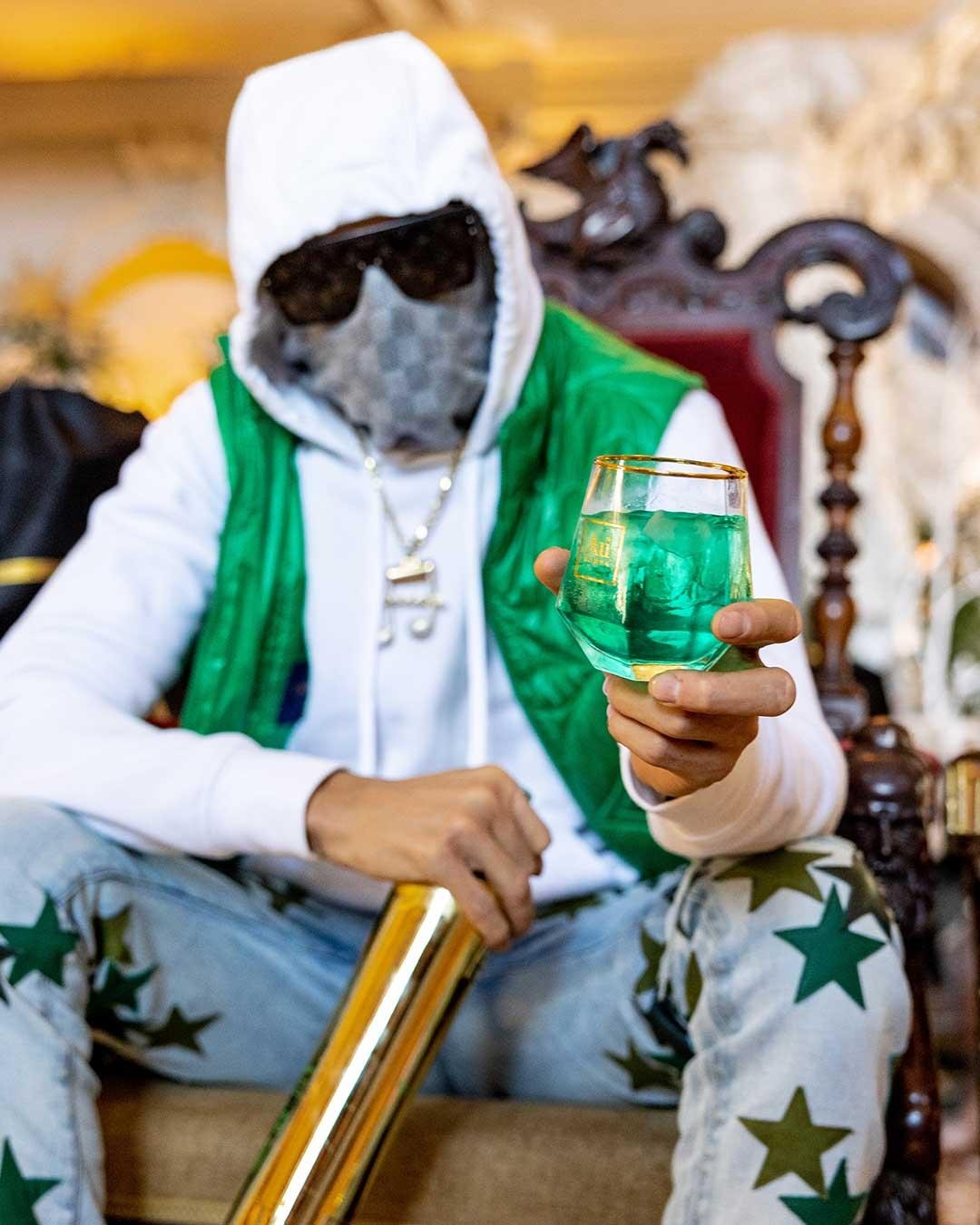 O rapper Meekz com a garrafa dourada da AU Vodka